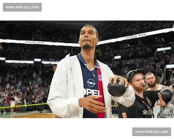 文班亚马跨界封神！C 罗式电梯球破门，篮球足球双天赋引爆体坛